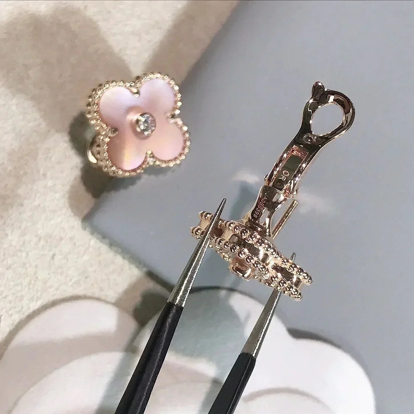 [AuraEcho]CLOVER MEDIUM 1 MOTIFS  PINK MOP DIAMOND EARRINGS