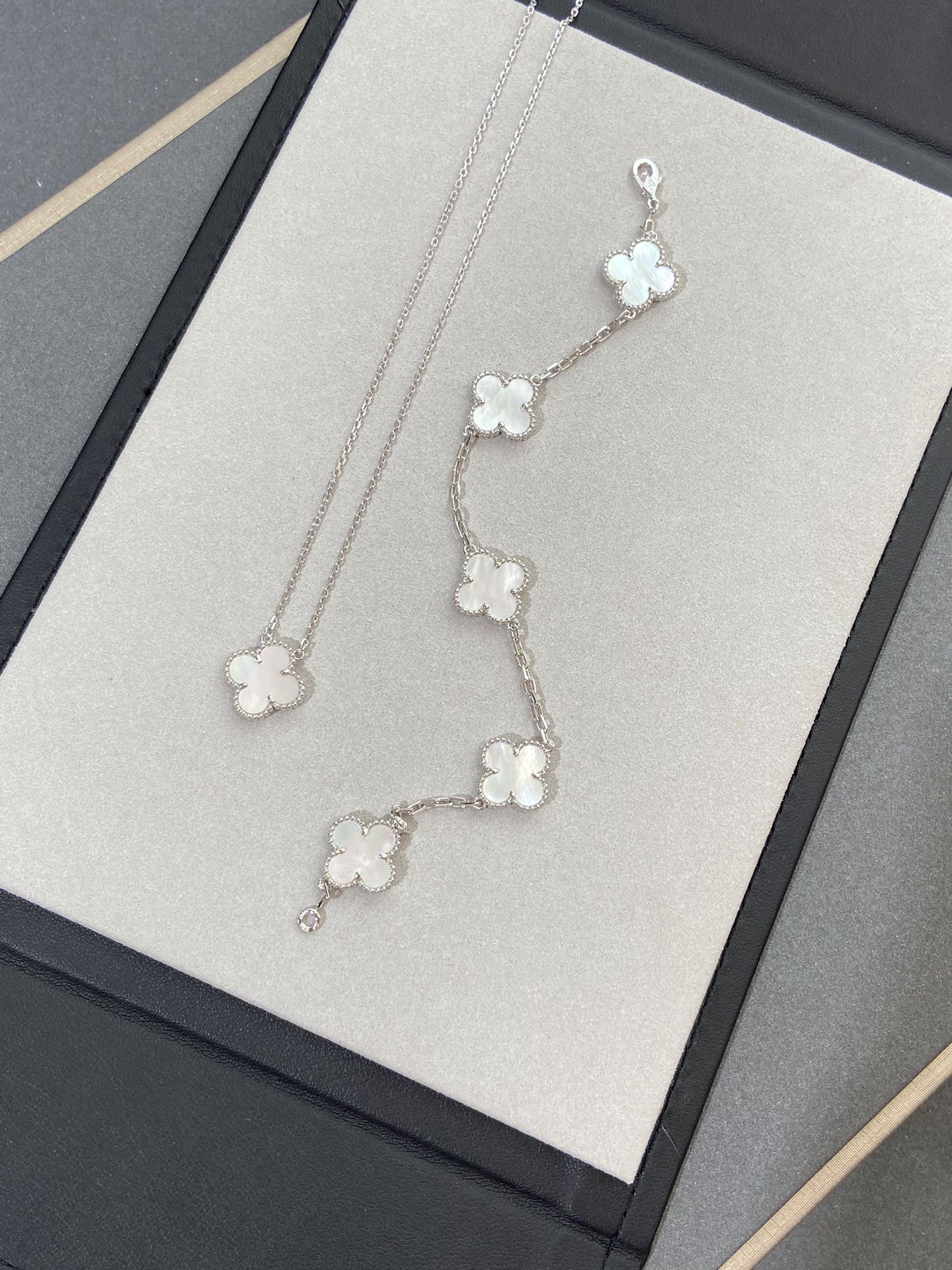 [AuraEcho]CLOVER SILVER MOP 5 MOTIF BRACELET