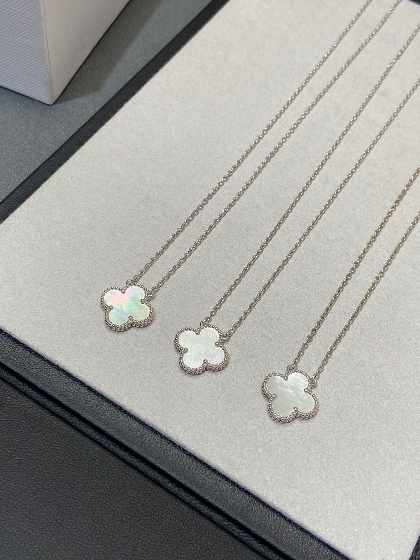[AuraEcho]CLOVER MEDIUM SILVER WHITE MOP NECKLACE