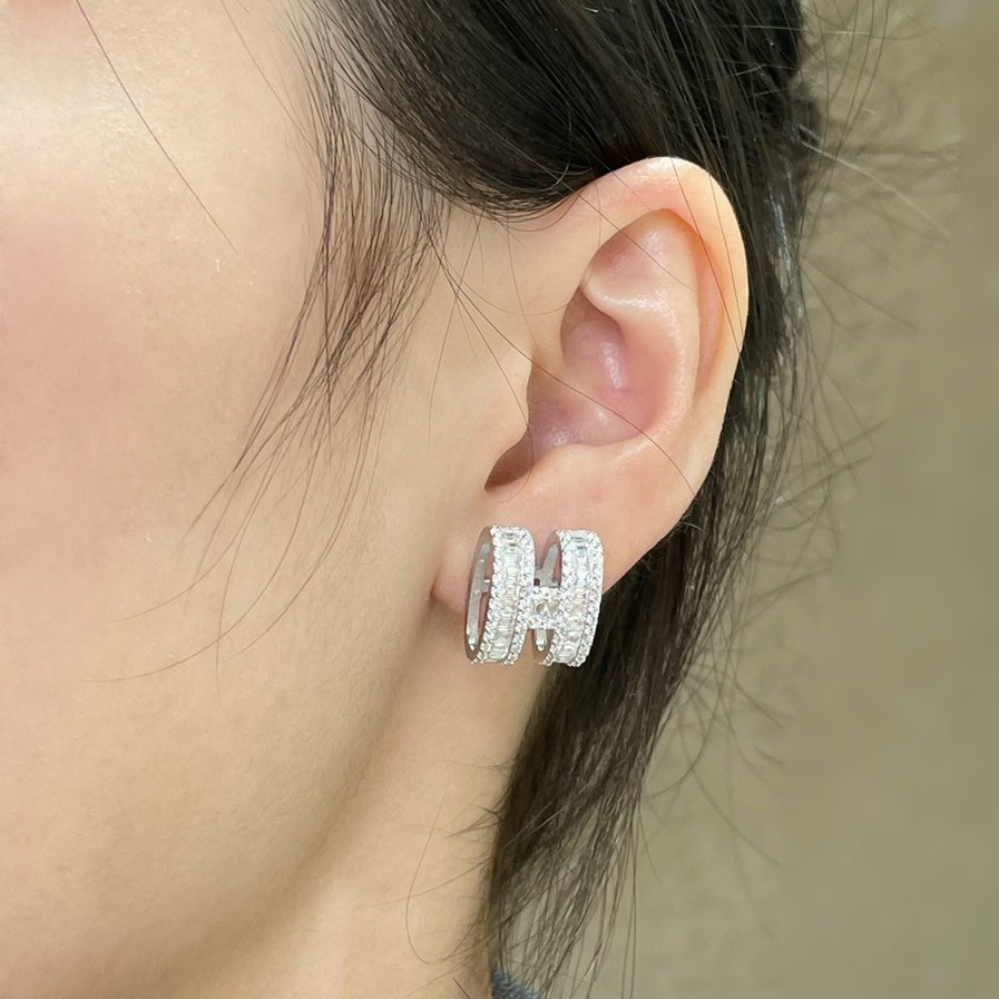 [AuraEcho]H STUD EARRINGS WITH SILVER DIAMONDS